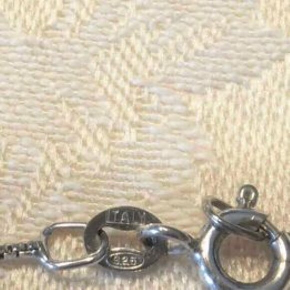 925 Sterling Silver & Mother of Pearl Pendant Necklace 18" 925 Box Chain - Picture 3 of 3